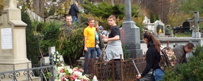 Zdjęcie do artykułu: Młodzież z ZSL w Lesku pomagała porządkować cmentarz.
