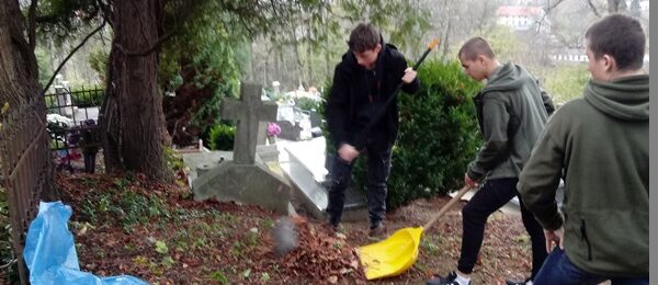 Zdjęcie do artykułu: Młodzież porządkowała cmentarz.
