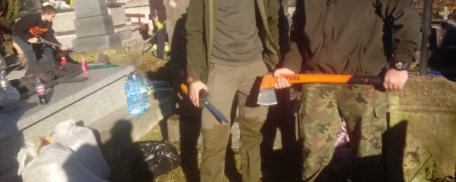 Zdjęcie do artykułu: Młodzież z ZSL w Lesku porządkowała cmentarz