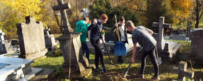 Zdjęcie do artykułu: Młodzież z ZSL w Lesku porządkowała cmentarz.